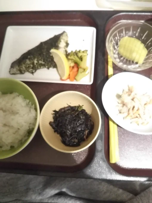 今夜のディナーは
青のりの鯖焼きと小鉢
ただの塩焼きにしないセーンス
入学して10日
嬉しいのは他人にご飯作ってもらえるってこと。
キウイと日記のデザートもどうぞ 