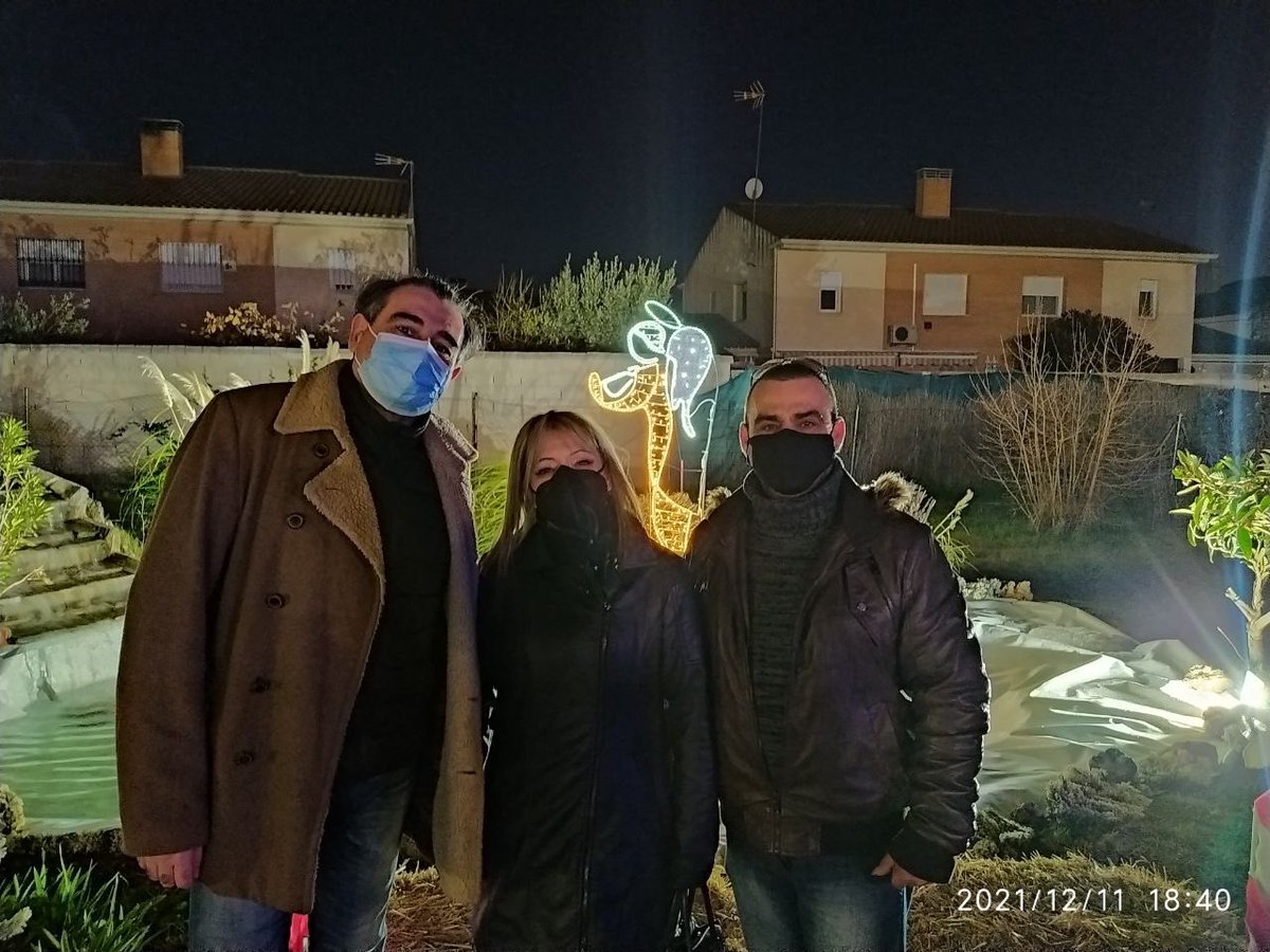 Cs_Carranque's tweet photo. Ayer dio comienzo la navidad en nuestro querido pueblo. Acudimos al encendido del pueblo de papá Noel donde se puede visitar su casa y puestos y terminamos el recorrido amenizando la tarde con la banda municipal de Carranque.

🎄Cs Carranque os desea feliz navidad 🎄 https://t.co/PE1fNE6BFo