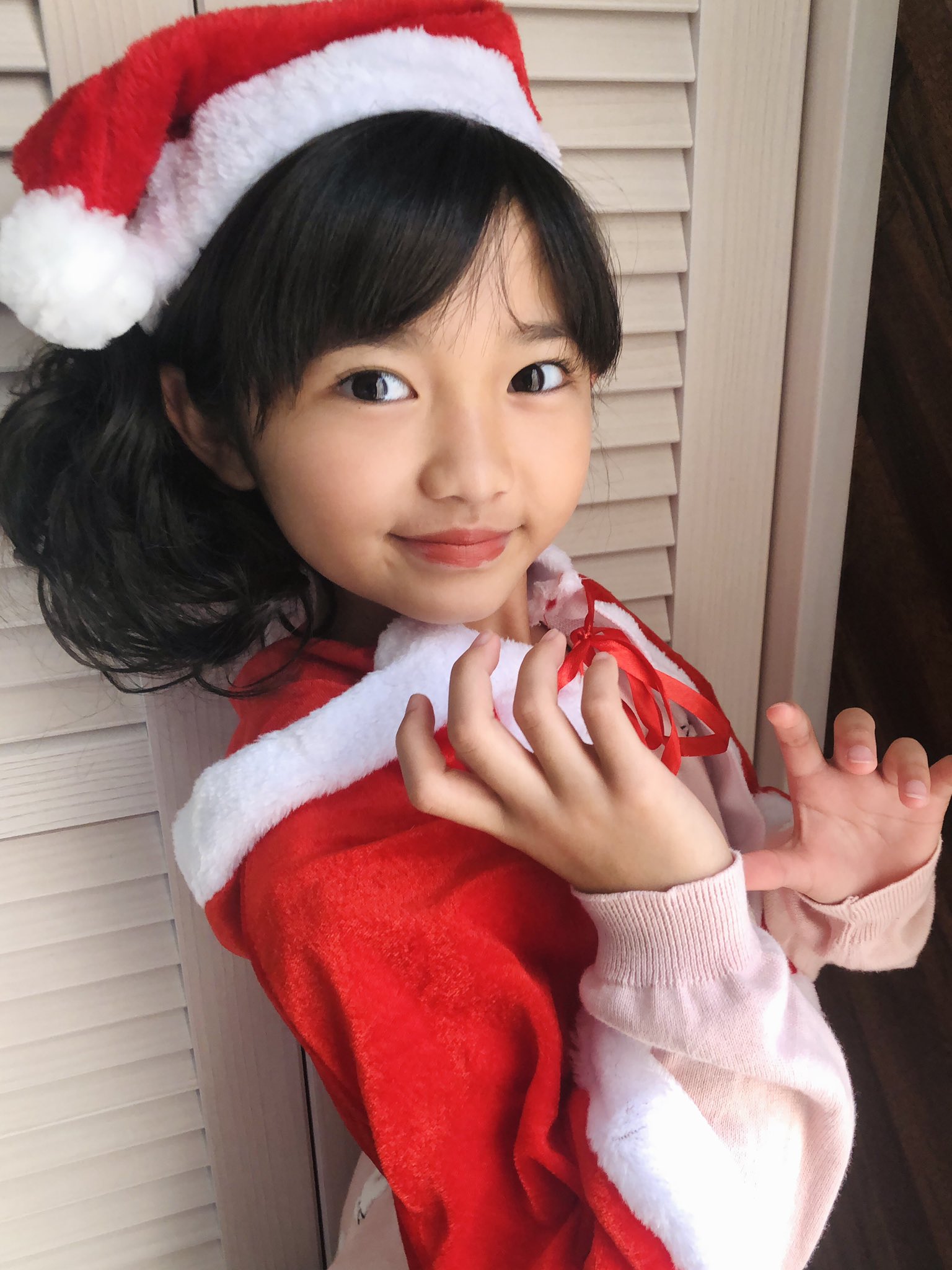 えま プレゼントの袋を 持ってるポーズ と 子供に見つかっちゃった のサンタポーズらしい Officenoir 福岡モデル事務所 福岡 Fukuoka キッズ キッズモデル 子役 エマ はしもとえま Js Js3 3年生 かわいい 少女 女の子