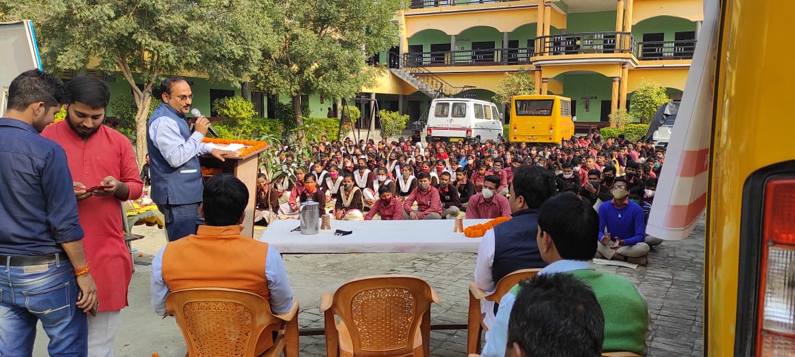 YIAINDIA's tweet photo. युवा संकल्प यात्रा के क्रम में दिनांक 11 दिसंबर को सरोजनी इंटर कॉलेज भुपियामऊ प्रतापगढ़ में संगोष्ठी का आयोजन हुआ, साथ ही संगठन के राष्ट्रीय अध्यक्ष जी का माल्यापर्ण के साथ यात्रा का स्वागत किया ग��ा व भारत माता की आरत��� की गई।
@Drkdskds
@DrPramendr 
@shatrudrapratap 
@ippatel https://t.co/UnuqSmqOQd