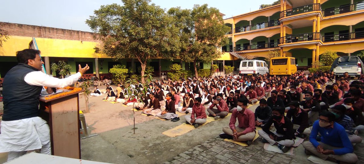 YIAINDIA's tweet photo. युवा संकल्प यात्रा के क्रम में दिनांक 11 दिसंबर को सरोजनी इंटर कॉलेज भुपियामऊ प्रतापगढ़ में संगोष्ठी का आयोजन हुआ, साथ ही संगठन के राष्ट्रीय अध्यक्ष जी का माल्यापर्ण के साथ यात्रा का स्वागत किया ग��ा व भारत माता की आरत��� की गई।
@Drkdskds
@DrPramendr 
@shatrudrapratap 
@ippatel https://t.co/UnuqSmqOQd