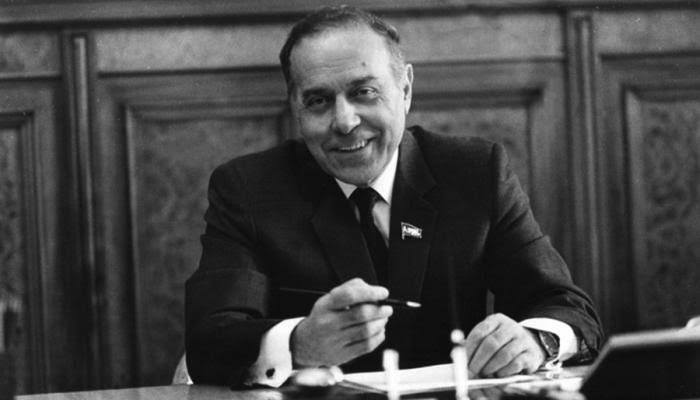 sgf4754's tweet photo. Dərin hörmət və ehtiramla!❤️🇦🇿 #HaydarAliyev #HeydərƏliyev https://t.co/FO1xtyFKoV