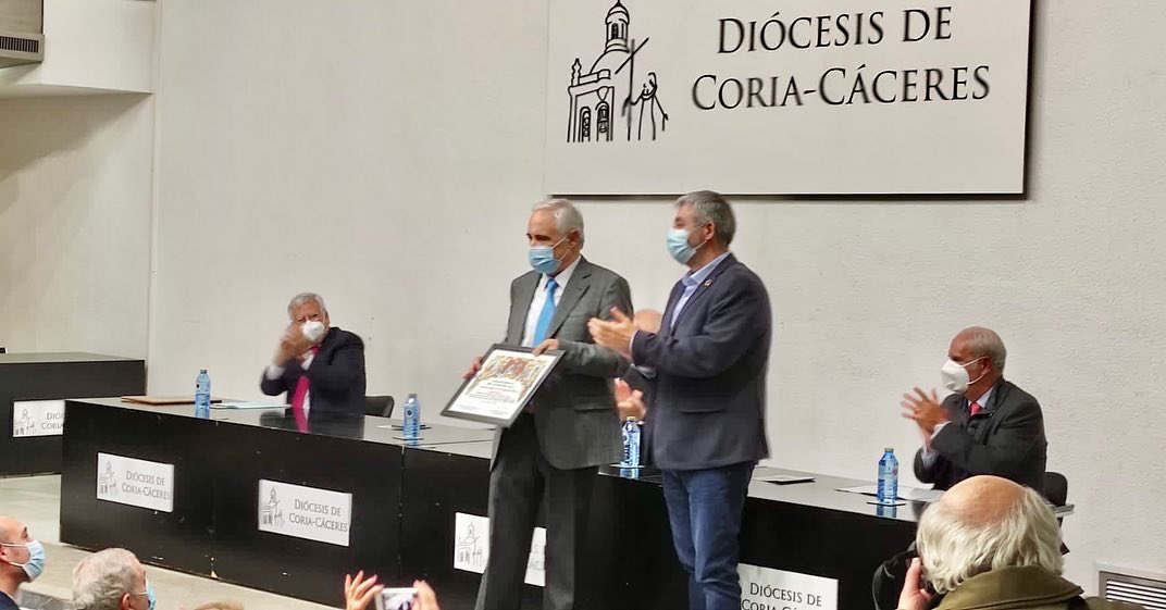 PalacioGolfines's tweet photo. 🏆Ayer la Asociación Belenista de la Diócesis de Coria-Cáceres hizo entrega de la distinción “Belenista de honor” a la @fund_tatiana por su apuesta en #Cáceres
Antonio Basanta, propietario de la colección presente en el palacio, dio el pregón.
#Navidad #InExcelsis https://t.co/M1C8duiqV0