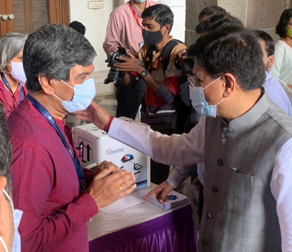 Atul Kherde (@atulkherde) on Twitter photo Lovely experience with Hon'ble <a href="/PiyushGoyal/">Piyush Goyal</a> ji! Came 30 min early, and spent lot of time with each startup. Lovely experience with Hon'ble <a href="/PiyushGoyal/">Piyush Goyal</a> ji! Came 30 min early, and spent lot of time with each startup.