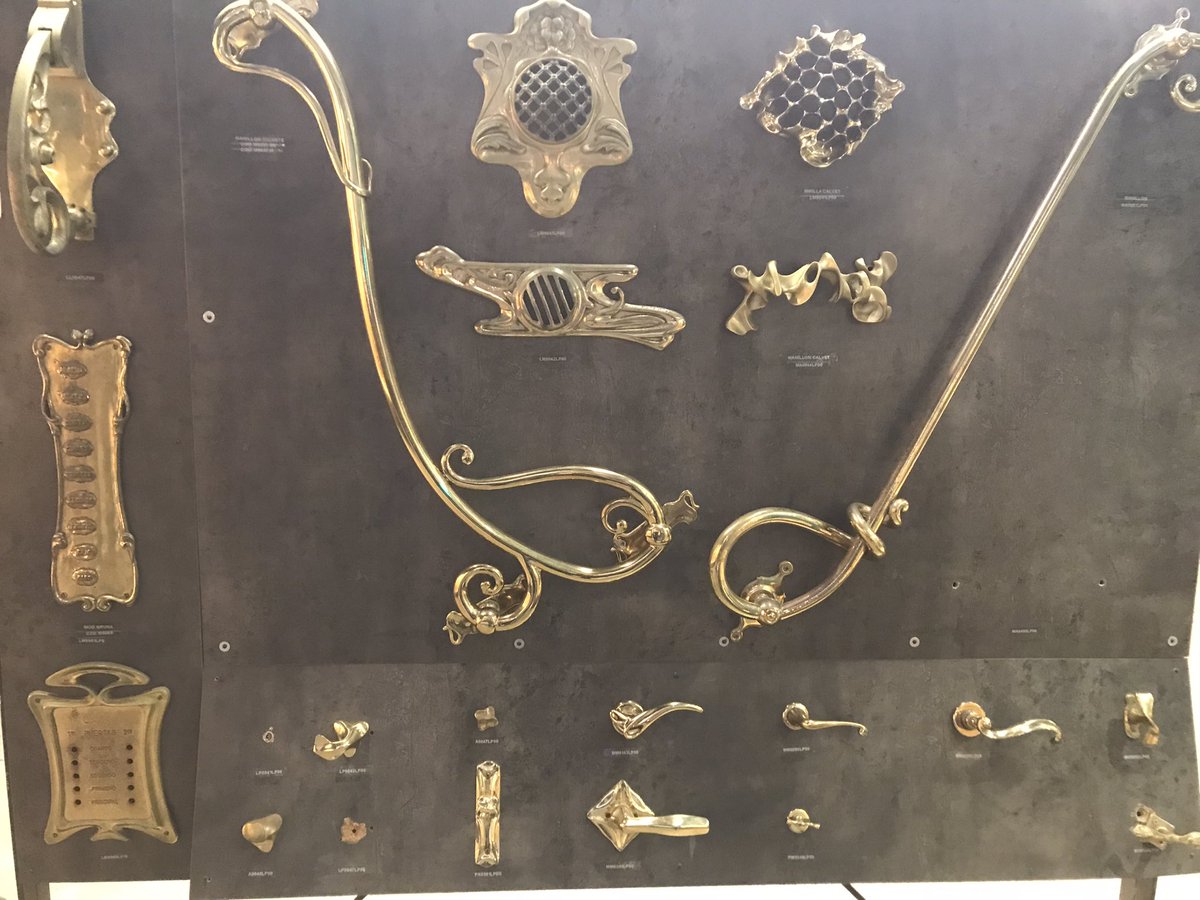 #passejantperlaciutat , ahir per la tarda vaig passar per una ferreteria, em va cridar l’atenció tot de timbres , poms , espiells, tiradors de porta , tots eren fets allà , tots eren modernistes 👇🏼👇🏼👇🏼