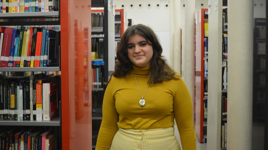 UPFBarcelona's tweet photo. #ProtagonistesUPF
Parlem amb Gayatri López, @alumniUPF de @TraduccioUPF i participant de la primera promoció del projecte #Prometeus, creat el 2016 per l'associació @aeiraval i el Periódico El Raval. L'enhorabona!
https://t.co/BRRIC80dPF https://t.co/AuGwCFNDmF