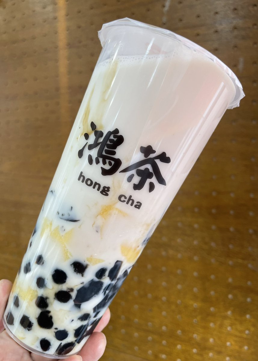 oo79864432's tweet photo. 鴻茶 HongCha 🦅 金沢八景店  😄

天気いいし海の方へ。横浜から先は京急。
駅からすぐ。ワンオペ忙しそう…ぜんぶ入り的なメニューにした↓
牛乳三昧 L 660円
タピ大粒もっちり。プリン🍮、仙草ゼリーとかも入ってて栄養満点だな
BGMはTWICEとかYOASOBI🎤
#タピ活 #タピオカ #鴻茶 #hongcha #金沢八景 https://t.co/2BtkrWEIiI
