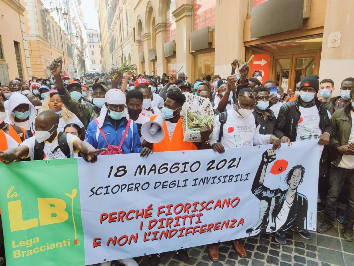 aboubakar_soum's tweet photo. Dopo le recenti vicende #Caporalato, domani 13/12 ore 11.30 manifestazione @LegaBraccianti a Torretta Antonacci in agro San Severo (Foggia) per dire STOP a sfruttamento e business assistenzialismo imprenditoriale sulla pelle dei braccianti ”NERI" perché funzionale al caporalato. https://t.co/NNNzPwyE9v