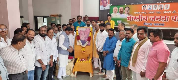 KrushnaGayake's tweet photo. भाजपा कार्यालय जालना येथे आज भाजपचे जेष्ठ नेते, माजी केंद्रीय मंत्री, महाराष्ट्राचे माजी उपमुख्यमंत्री, लोकनेते स्व. गोपीनाथजी मुंडे साहेब जयंती निमित्त अभिवादन केले. केंद्रीय मंत्री रावसाहेब पाटील दानवे,भास्कर आबा दानवे..@raosahebdanve @BhaskarDanve @danve_pratik @SantoshDanve2 https://t.co/8jKE6oEoc2