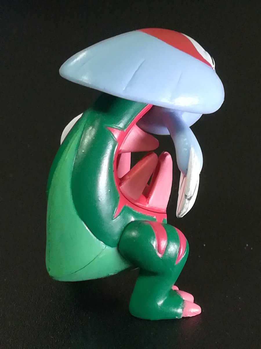 モンコレのウオノラゴン!!
チョコエッグクラスのサイズにビビったものの、クオリティはまずまず! 