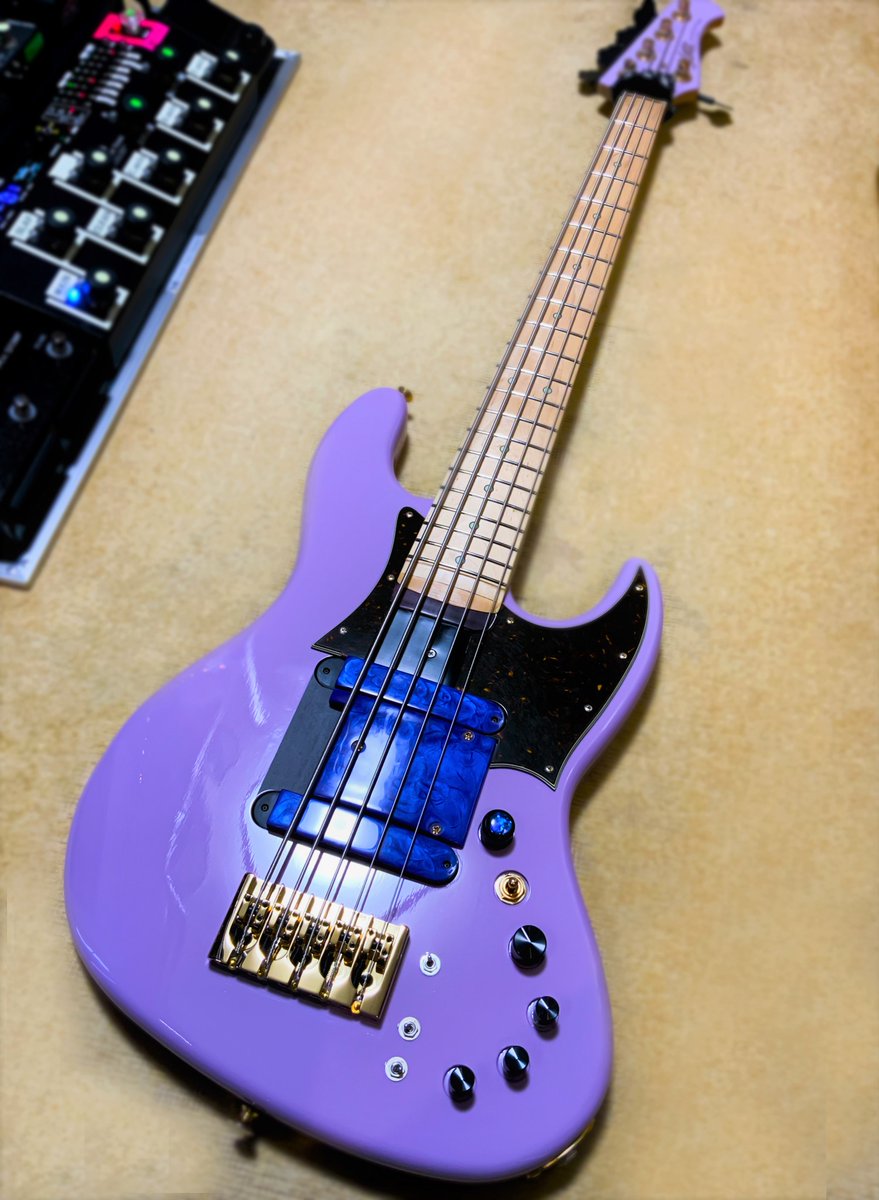 Tomy1030650's tweet photo. 自分仕様へとより最適化したXJ-1T

大好きな青色をコンセプトにDIYしたPUケースとフィンガーランプ、
耐久性・強度向上と5・4弦がより弾きやすくなりました！
R具合も左右非対称で作成してます

色々調整作業してたら秋アニメも終盤、
YouTubeの方もそろそろ更新せねば(>_<)

#ベーシスト
#DIY https://t.co/ZNV31zJiQE