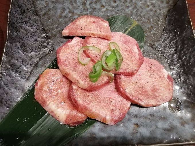 「あ゛っ……う゛ぁ゛っ……も、もう、やめ……ゆるし……て……」

輝きを失った瞳から涙をぽろり、ぽろりと流しながらエルフの少年は懇願の言葉を口にするが、男たちはそれすらも悦びだとばかりに下卑た笑みを浮かべ、もう何度も陵辱し、精液を注ぎこんだエルフの少年を尻穴を…… 