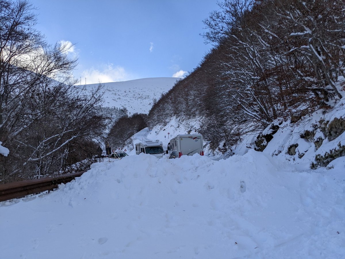 Oggi se vuoi ciaspolare puoi farlo sulla strada che ti porta a Forche Canapine. <a href="/clientiANAS/">Servizio Clienti</a> lo dai che lo #spazzaneve l'ha bloccata con un accumulo di neve? Quando parliamo di dare dei servizi in zona montana cosa vogliamo dire? @ANSA_ViaggiART <a href="/StradeAnas/">Anas SpA</a>