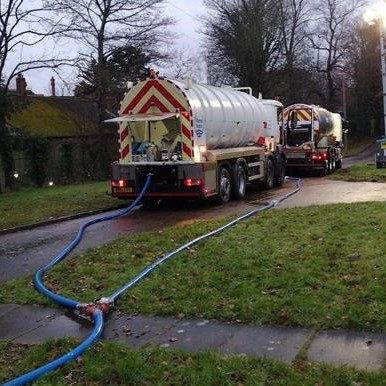 thameswater's tweet photo. We’re continuing to move water into the #NW4 area. We’re really sorry this is taking so long, as the result of a very complex repair that’s required. Customers still without water should see their supplies returning by lunchtime at the earliest.

More info:https://t.co/rEdcUvgvaG https://t.co/WKxbUrMy3Z
