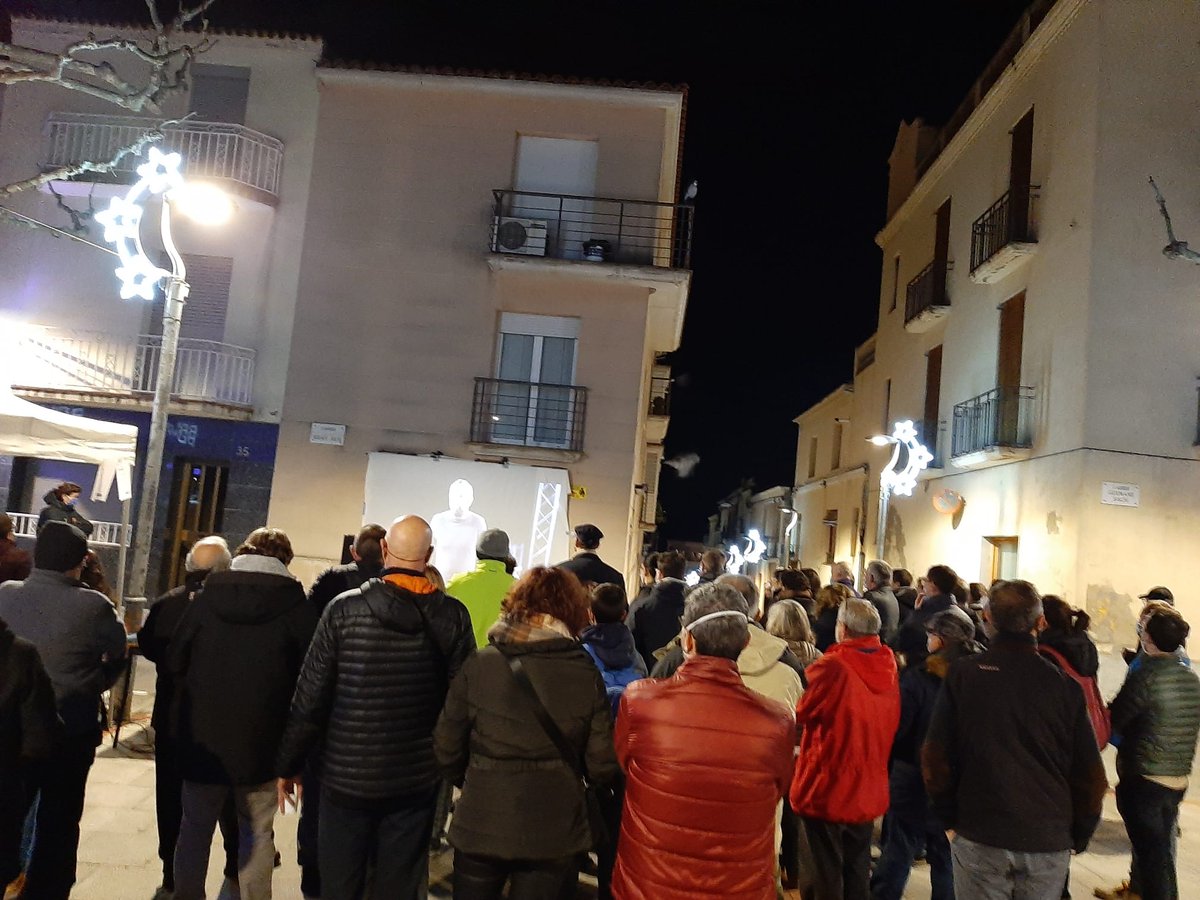 anc_ses's tweet photo. L'Ajuntament de St Esteve Sesrovires @AjSesrovires , va vetar l'actuació que Peyu @enpeyu havia previst ahir dia 11.  
La reacció del poble va ser espectacular: a la plaça XicMateu es va "improvisar" unes projeccions dels  seus últims gags. https://t.co/KcQespchLq