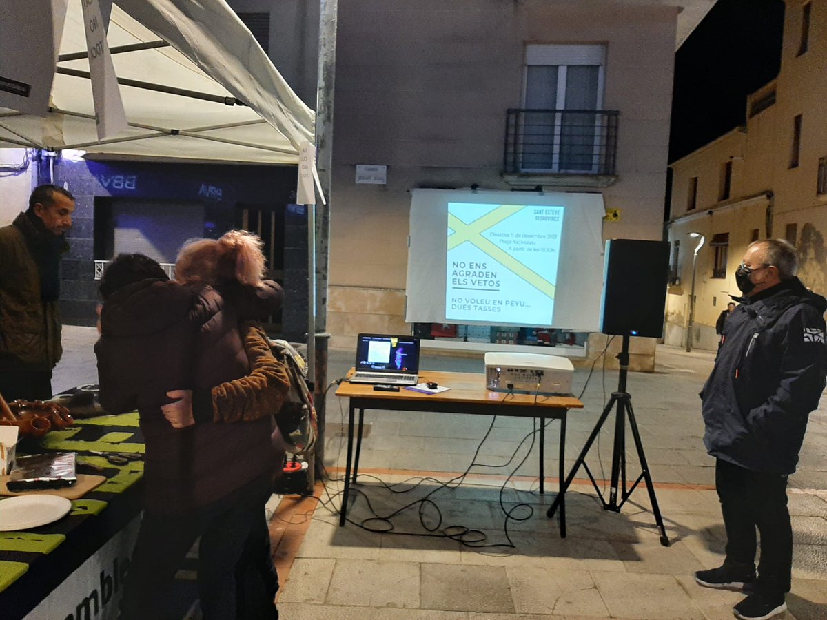 anc_ses's tweet photo. L'Ajuntament de St Esteve Sesrovires @AjSesrovires , va vetar l'actuació que Peyu @enpeyu havia previst ahir dia 11.  
La reacció del poble va ser espectacular: a la plaça XicMateu es va "improvisar" unes projeccions dels  seus últims gags. https://t.co/KcQespchLq