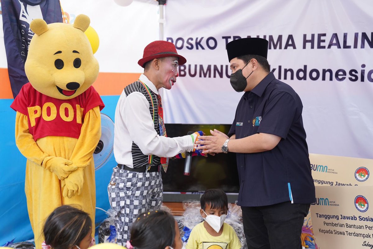 erickthohir's tweet photo. Bencana tak hanya merenggut rumah dan sekolah mereka, namun juga canda dan tawa anak-anak. Terima kasih Posko Trauma Healing BUMN yang berusaha mengembalikan senyum di wajah mereka. https://t.co/mxJ0qtOxzg