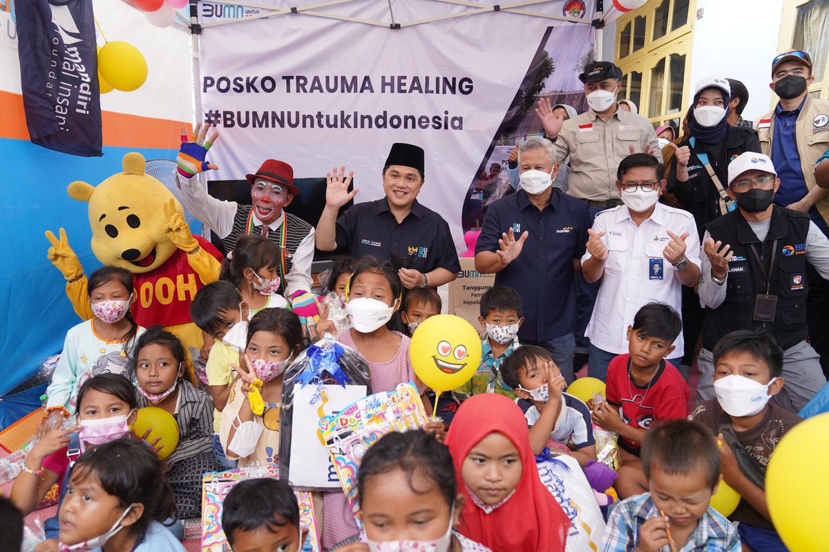erickthohir's tweet photo. Bencana tak hanya merenggut rumah dan sekolah mereka, namun juga canda dan tawa anak-anak. Terima kasih Posko Trauma Healing BUMN yang berusaha mengembalikan senyum di wajah mereka. https://t.co/mxJ0qtOxzg