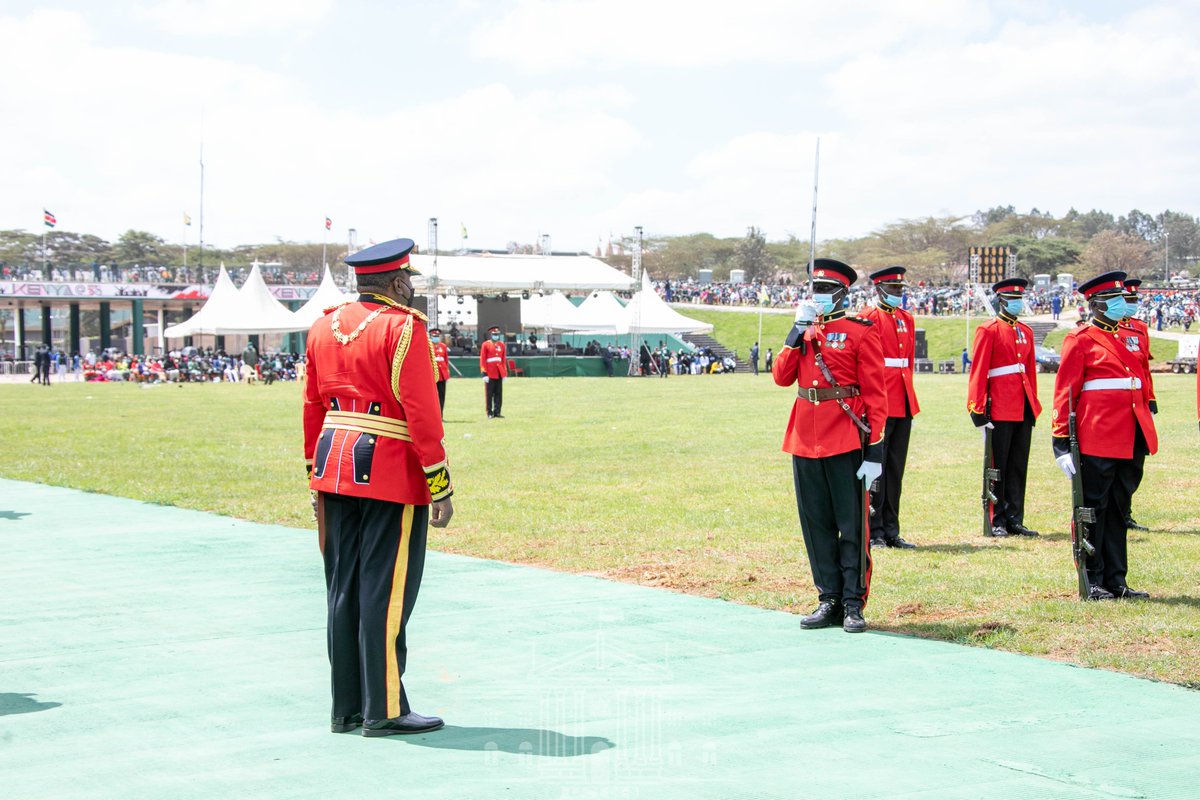 StateHouseKenya's tweet photo. 2/2 The Head of State, who is also the Commander-in-Chief of the Kenya Defence Forces, was escorted by the Chief of the Defence Forces General Robert Kibochi. 

#PamojaTusongeMbele #Jamhuri2021 https://t.co/pmA7bLqw0B