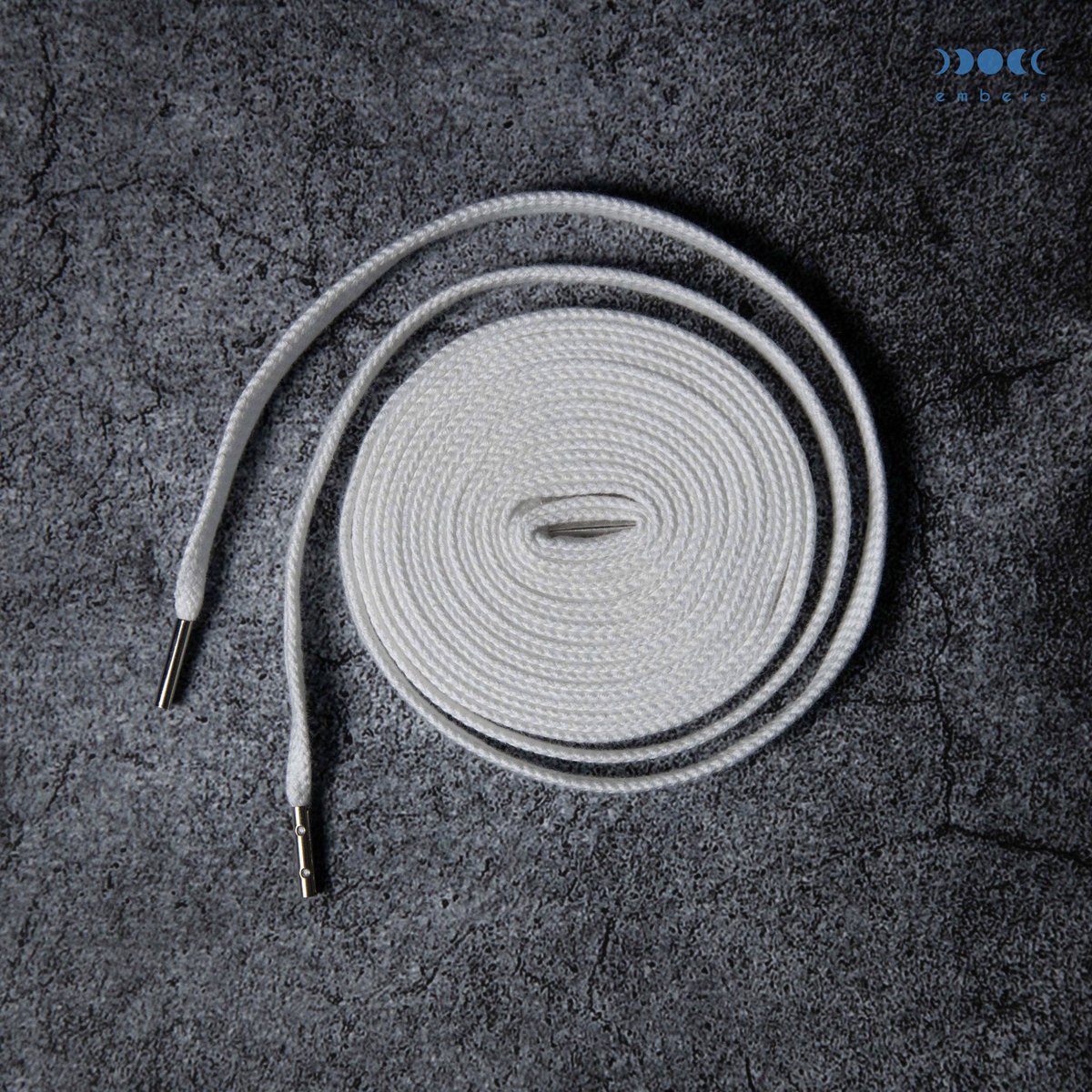 embers_epd's tweet photo. 本日20:00販売開始
embersのスタンダードシューレース
Materialに "B" 登場
Material "N" もフルサイズでリストック

発売を記念し、Twitterでプレゼントキャンペーンを実施！
embersをフォロー頂き、こちらのTweetをリツイートで
Director's choice#1 "BWN" 170cmを抽選で3名様にプレゼント！ https://t.co/YvJvh4kNLK