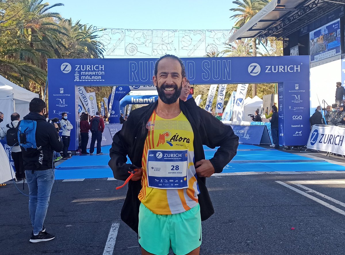 🇪🇦🥇 Y aquí está el flamante primer español en cruzar la meta de la Maratón de Málaga, que además es ¡malagueño!

👉 Antonio Jesús Aguilar: 2:30:33
#ZurichMaratonMalaga
diariosur.es/deportes/dorsa…
