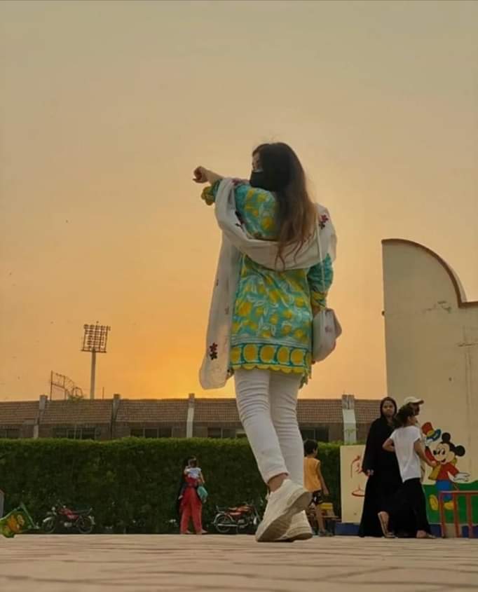 سنو... !🙊
تمھیں شرم نہیں آتی فالو اور میسج کیے بغیر 😒
خوبصورت لڑکی اگنور کر تے ہوئے