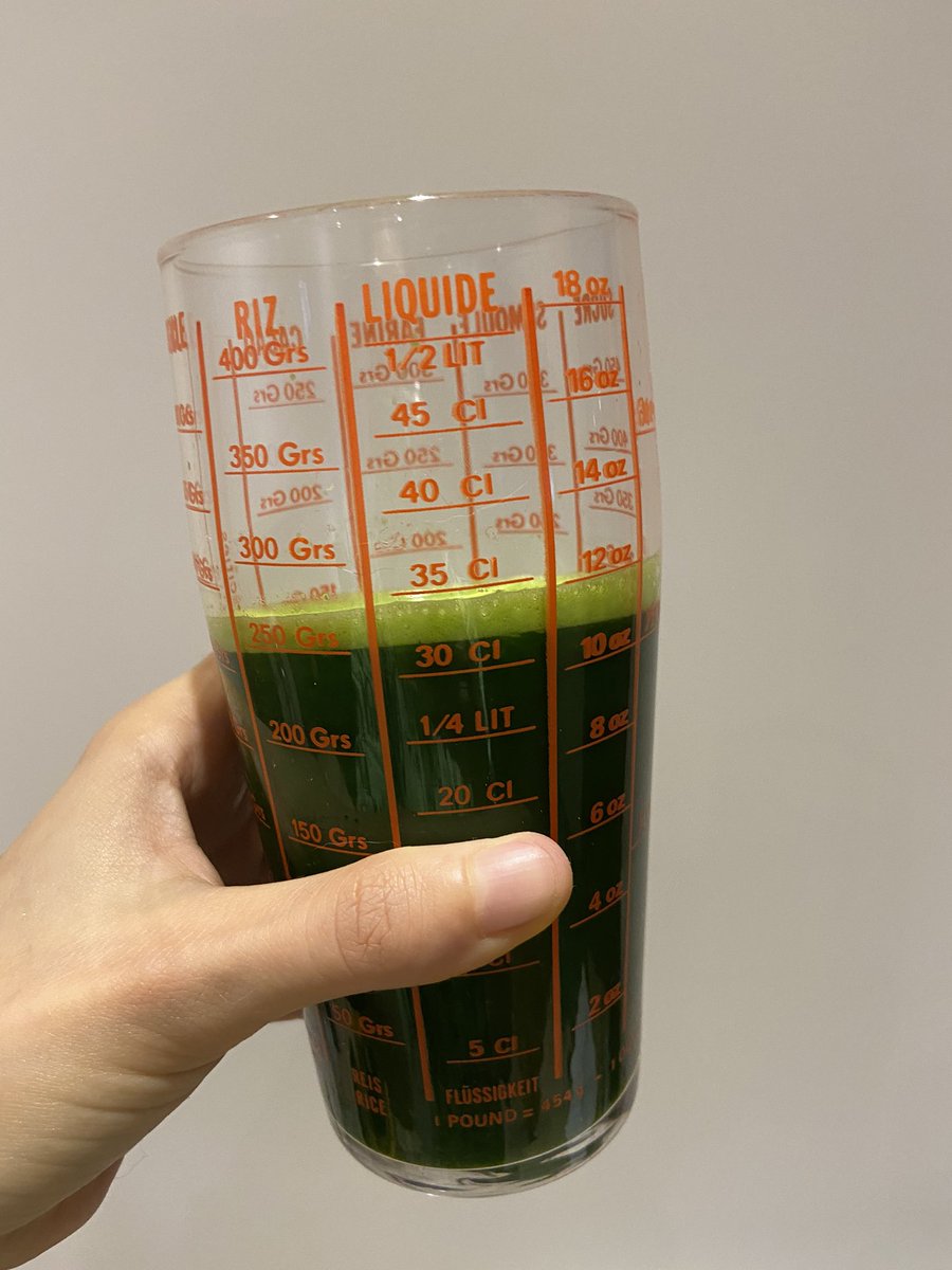 me_endi's tweet photo. Some green juice for a sunday morning 🌱
-celery
-black radish
-spinach
-fresh turmeric 
-kiwi

🥬🥝

#greenjuice https://t.co/LjjLU034xe
