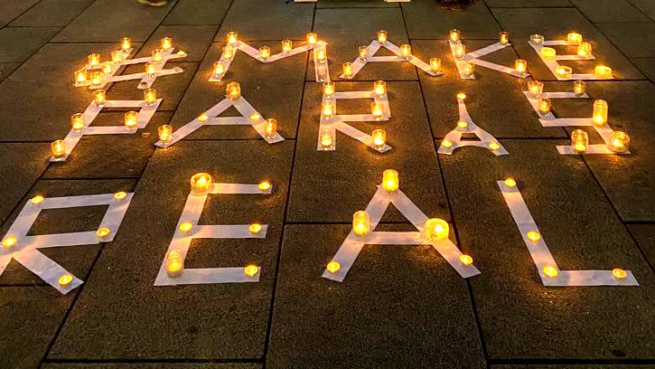 SvenHillenkamp's tweet image. Das Klimaschutzabkommen wird heute sechs Jahre alt. 

Doch bisher war keine deutsche Regierung ernsthaft ernsthaft bemüht, die Verpflichtungen aus dem Abkommen einzuhalten.

Auch der neue Koalitionsvertrag bringt Deutschland nicht auf 1,5 Grad-Kurs.

#Eiffelturmtag #MakeParisReal