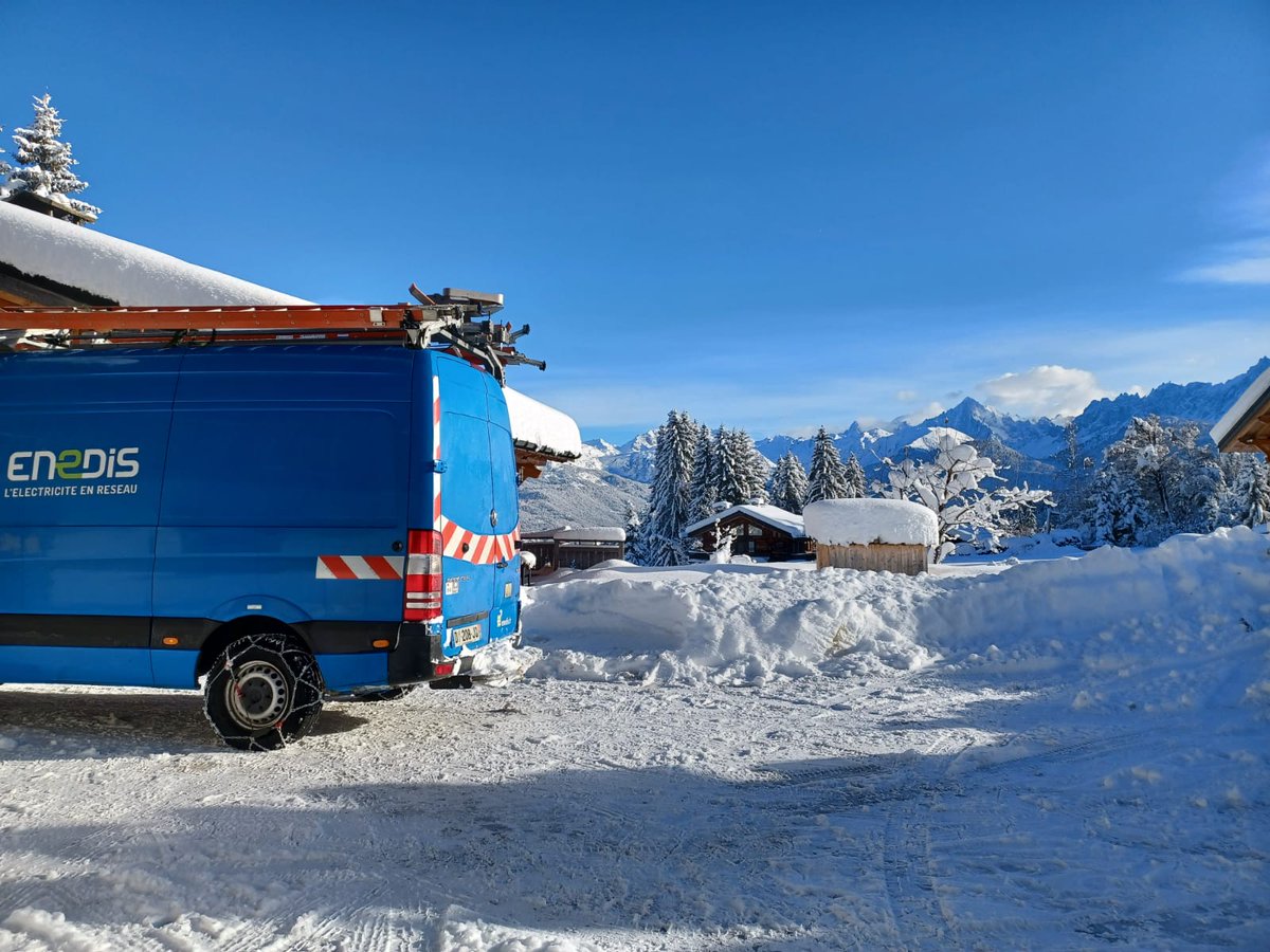 enedisOccitanie's tweet photo. Un dimanche sous le signe de la #solidarité pour nos techniciens languedociens venus en renfort pour réparer les dégâts occasionnés par les fortes chutes de neige. Bon courage à tous ❄ https://t.co/qDJoHT8wIf