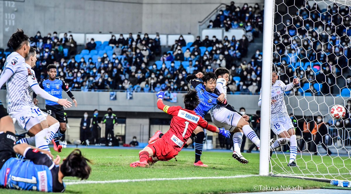 ikinikuishiro's tweet photo. 川崎ー大分はとても残酷な結末でした。
強くても負けることがあります。
新たな最強に向けて、涙とともに等々力からリスタートです。

1:号泣する脇坂選手、旗手選手
2:泣きながらサポーターの元へ
3:小林悠選手の先制シーン
4:PK戦でボールを見つめるスタッフとベンチ https://t.co/zLnmER14wD