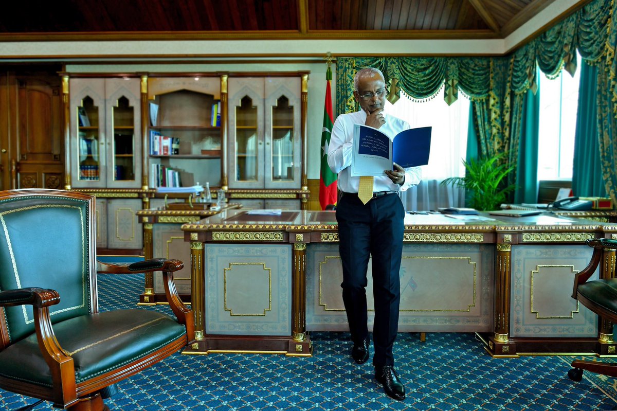 AlhanFahmy's tweet image. ޒަމާނީ ޑިމޮކްރަސީގައި ރައީސް @ibusolih ގެ ސިޔާސީ ލީޑަރޝިޕް އައު އުސް މިންތަކަކަށް! 

3 އަހަރުގެ ދިގު މުއްދަތަށް، ކޯލިޝަން ސަރުކާރެއް ހިންގަވައިފި! 

ކަރަޕްޝަން ތުހުމަތުވީ ވަޒީރުންނާ ޤާނޫނު އަރާހަމަކުރުވި! 

ތާރީޚު ދުށް އެންމެ ބޮޑު ކާރިސާގައި ގައުމު ކުރިއަށް ހިންގަވައިފި!