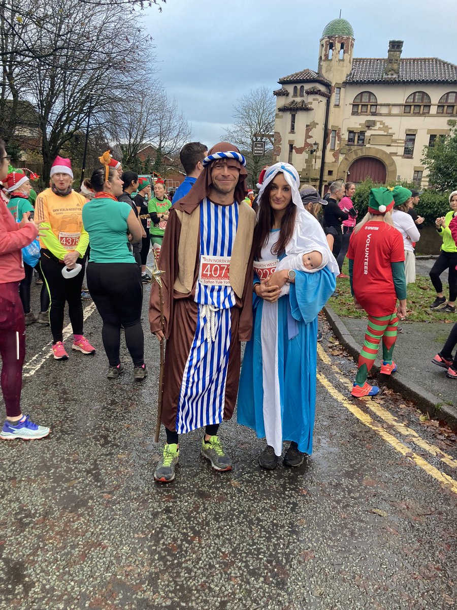 ZoeMerchantOT's tweet photo. First ever #YuleYomp @tatton_park @RunnorthwestRun with the @GatleyRunners Mr & Mrs Clauses. Lots of festive running fun π
ππ€Ά https://t.co/L5ZpMDfqEb