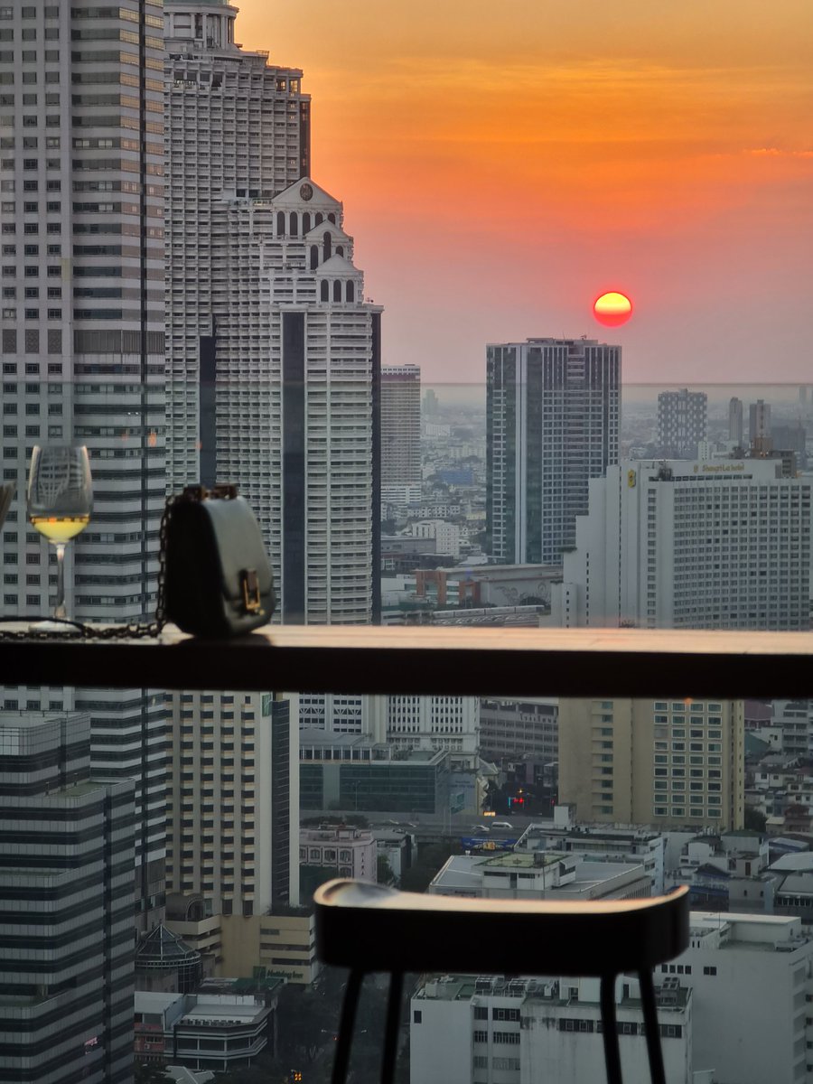 soyoso's tweet photo. จิบไวน์ชิลลีชมวิวพระอาทิตย์ตกแค่แก้วละ 117 บาท Scarlett Rooftop bar ชั้น 37 รร.Pullman Hotel G ออกโปรเวอร์ Sunset Happy Hour เสิร์ฟ ไวน์ขาว &amp; แดง จากชิลี , Prosseccoอิตาลี, เบียร์ไทยแก้วละ 117 บาท  กำเงินมา 500 ได้ดื่ม 4 แก้วอะ บ้าไปละราคานี้วิวขนาดนี้ ถูกเกินไปมาก
#พี่โยพาเที่ยว https://t.co/NH4PzL2au8