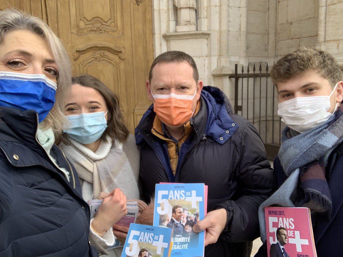 lesjem71's tweet photo. 👉 Ce matin sur le marché de #chalonsursaone pour 5 ans de + avec @EmmanuelMacron https://t.co/8dsXo202lh