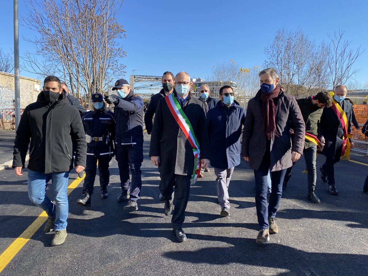gualtierieurope's tweet photo. Sono davvero orgoglioso di restituire alle romane e ai romani il #PontediFerro dopo appena 70 giorni, in tempi record. Non è solo uno snodo essenziale per la mobilità di questo quadrante ma anche un pezzo di storia importante della nostra città. #12dicembre https://t.co/bKRjU6WVji