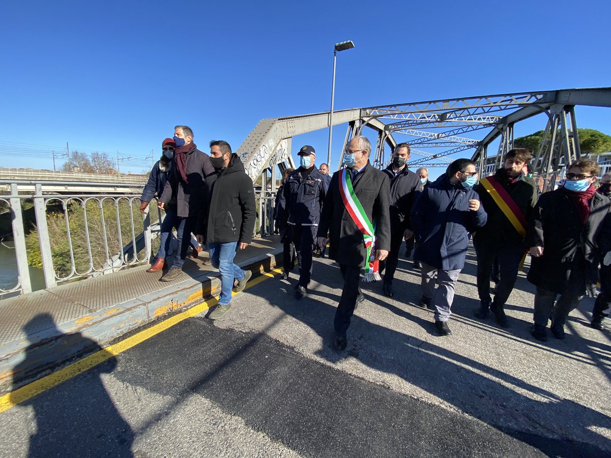 gualtierieurope's tweet photo. Sono davvero orgoglioso di restituire alle romane e ai romani il #PontediFerro dopo appena 70 giorni, in tempi record. Non è solo uno snodo essenziale per la mobilità di questo quadrante ma anche un pezzo di storia importante della nostra città. #12dicembre https://t.co/bKRjU6WVji