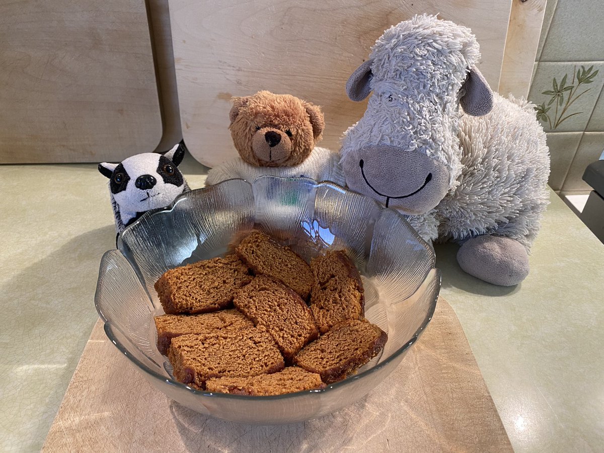 Now carefully lay the slices of cake across the bottom of your trifle bowl…#ChristmaswithBella #MasterChefSheep