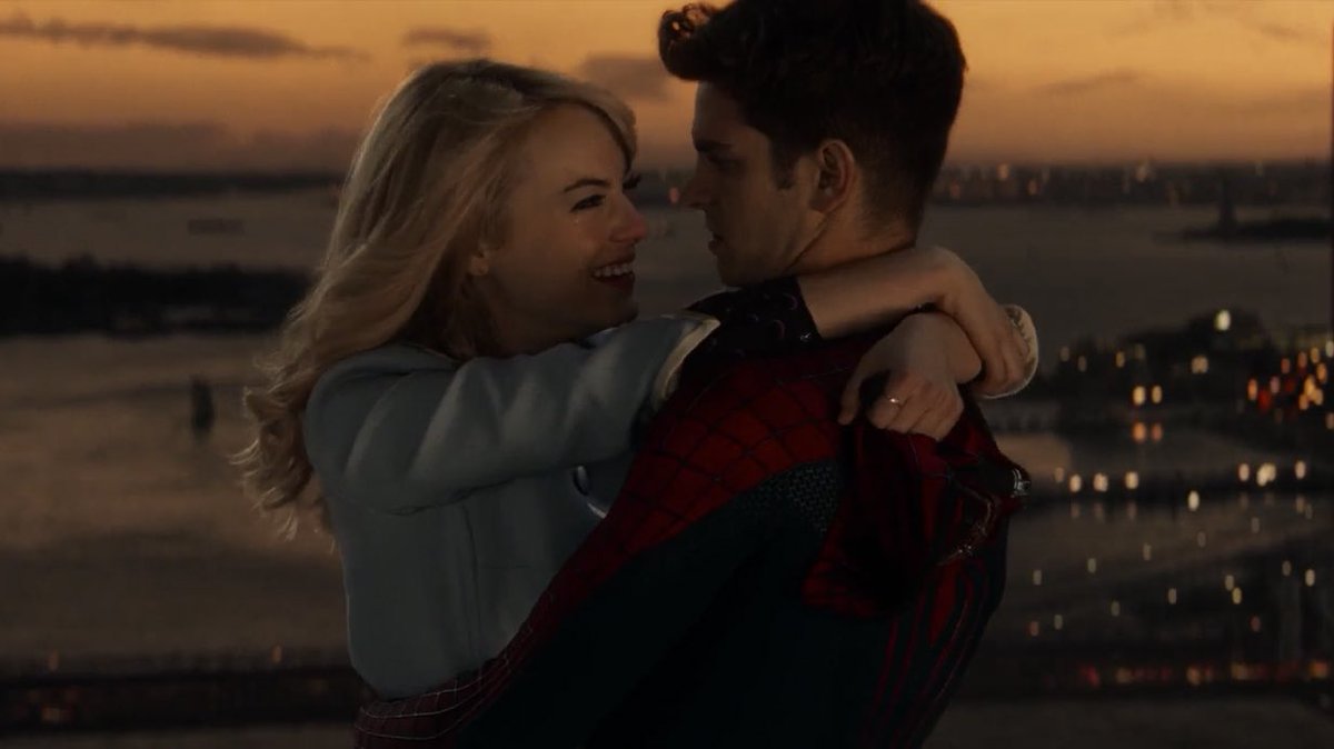 человек паук питер и гвен. эндрю гарфилд и гвен стейси. гвен стейси человек паук и питер паркер. эмма стоун и эндрю гарфилд целуются. эндрю гарфилд и гвен стейси.