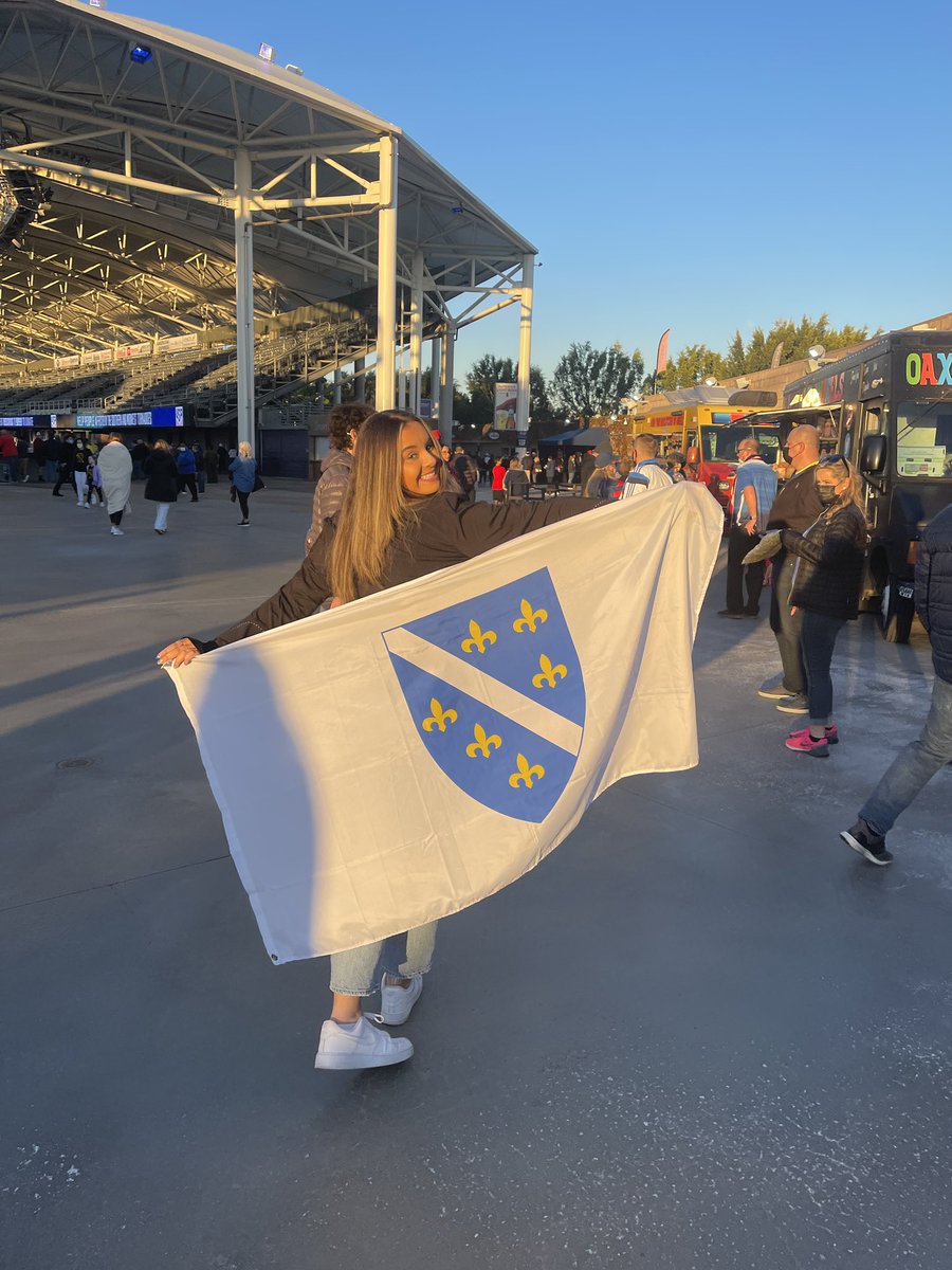 dalilahabul's tweet photo. patriotic tings 💙💛 https://t.co/Cbjd9r8Gnl