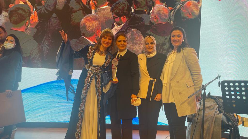 ESAREA's tweet image. Bu haftasonu @TC_icisleri ve @Gocidaresi’ nin #18AralıkUluslararasıGöçmenlerGünü kapsamında gerçekleştirdiği sosyal uyuma katkı sağlayan yabancılara yönelik “Kırlangıç Ödülleri” etkinliği gecesinden…
Dünyayı hoşgörü ve sağduyu  kurtaracak…