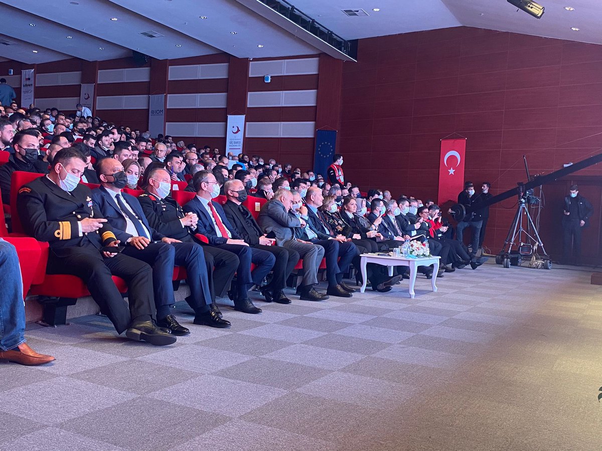 ESAREA's tweet image. Bu haftasonu @TC_icisleri ve @Gocidaresi’ nin #18AralıkUluslararasıGöçmenlerGünü kapsamında gerçekleştirdiği sosyal uyuma katkı sağlayan yabancılara yönelik “Kırlangıç Ödülleri” etkinliği gecesinden…
Dünyayı hoşgörü ve sağduyu  kurtaracak…