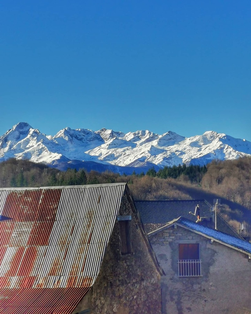 nadasto's tweet photo. Pause panoramique pendant que 90% d'entre nous/vous achetaient des trucs inutiles dans les centres-villes bondés.
Le Couserans est magnifique mais 🤫
.
.
#foodtrip #travelgram #roadtrip #ariege_ig #ariege #tourismeariege #occitanie #nopeople #keepca… https://t.co/mryHcuvdgv https://t.co/WKP4hkM41E