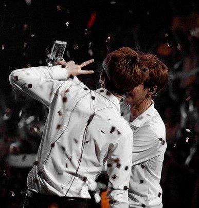 S_winesis_h's tweet photo. 𝘩𝘢𝘱𝘱𝘺 𝘩𝘶𝘯𝘩𝘢𝘯 𝘥𝘢𝘺.` 🦋 ~
#HappyHunhanDay #hunhan https://t.co/4yVLQk7rjD