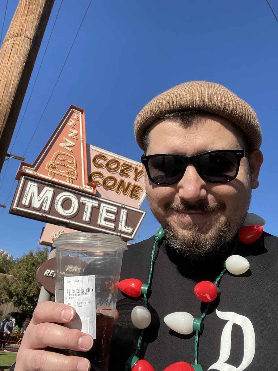 HOODVANGOGH's tweet photo. Out here living my most basic b life #dilfsofdisneyland #starbucksho #wholefitcostliketengrandatdisneylandshops https://t.co/3kHzcP52av