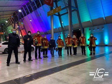 FeuerwehrLE's tweet photo. Egal welche Farbe unsere #Uniform hat, es war toll hier am Wochenende beim 48h #Impfmarathon zu helfen! Ein Dank geht an alle #Helfer! #feuerwehr #thw #technischeshilfswerk #roteskreuz #drk #malteser #CoronaLE #WirFürLE #LEhilft ^ms https://t.co/NVAPea67d0