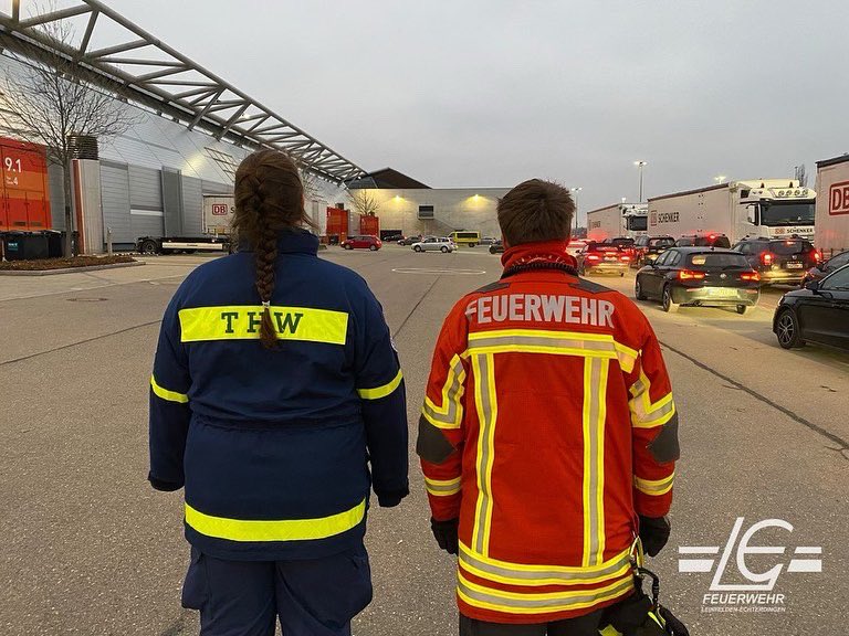 FeuerwehrLE's tweet photo. Egal welche Farbe unsere #Uniform hat, es war toll hier am Wochenende beim 48h #Impfmarathon zu helfen! Ein Dank geht an alle #Helfer! #feuerwehr #thw #technischeshilfswerk #roteskreuz #drk #malteser #CoronaLE #WirFürLE #LEhilft ^ms https://t.co/NVAPea67d0