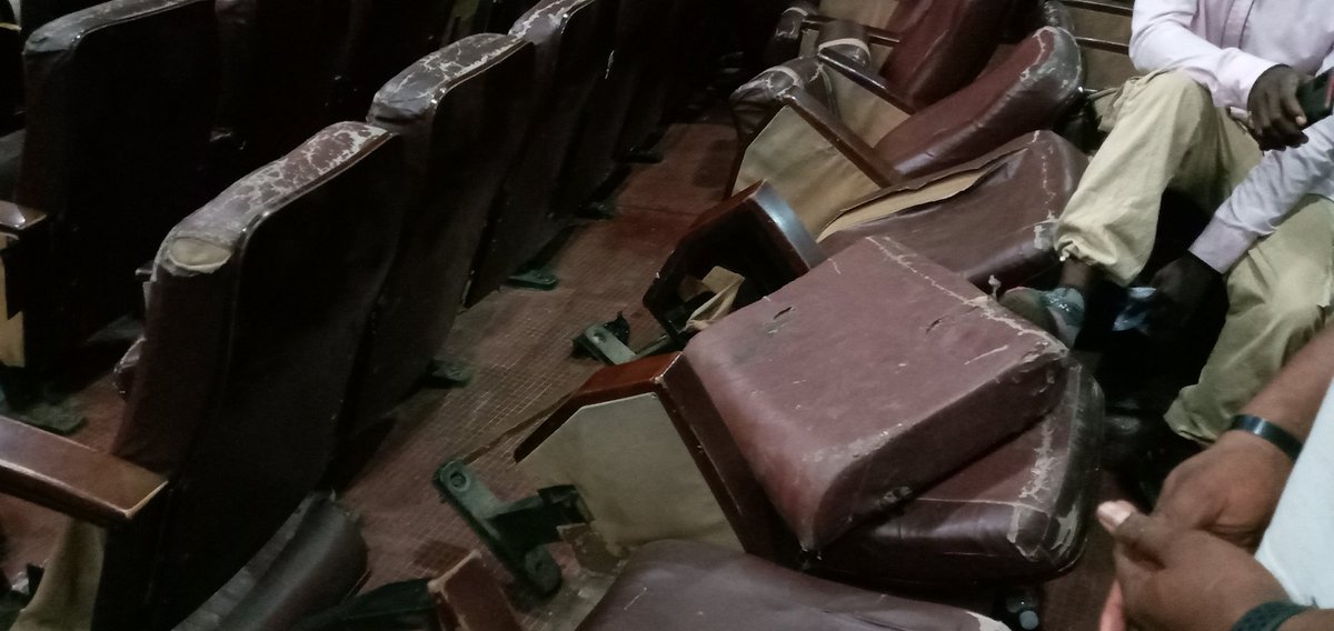 MoriahKaba's tweet photo. Notre "PALAIS DU PEUPLE". 

C'est HONTEUX!!

#Kibaro https://t.co/yXpFqebFND