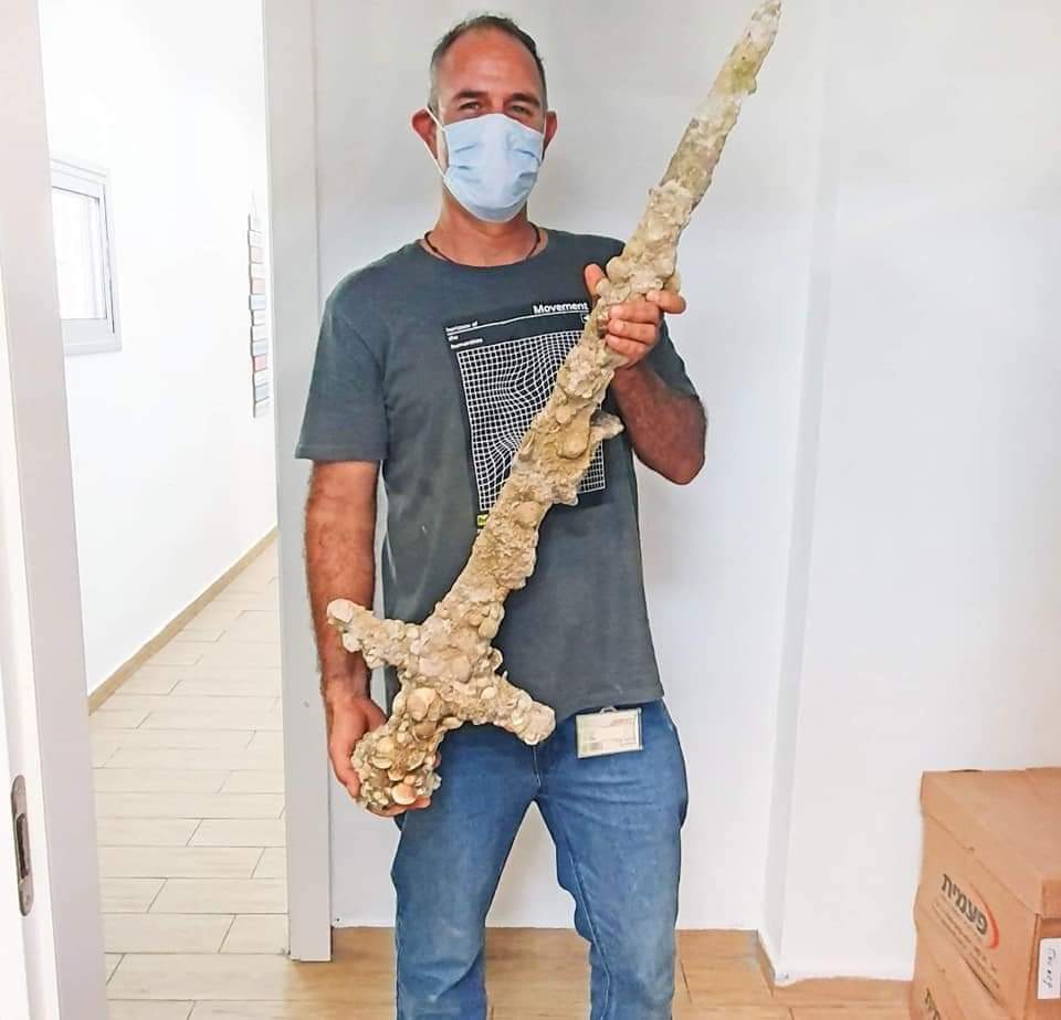 Off the coast of Israel, near Mount Carmel, an Israeli scuba diver pulled a meter-long sword from bottom of Mediterranean Sea, most likely from Crusades.

When monument is cleaned and restored, it will go to museum.

#archaeohistories