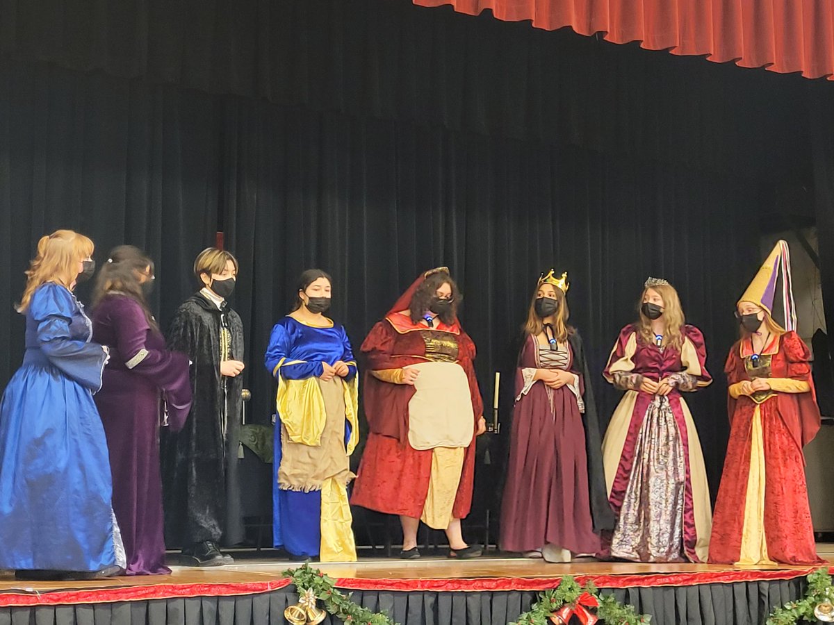 ArmandoValdesRi's tweet photo. Thanks to all the @HHSHornets1 Madrigal Singers and @HarvardChorus for an outstanding performance of Carol of the Belles to get us into the holiday spirit. #HarvardRising @hobbs_carl @JHollingsworth6 @JasonCumminsAP @DrCoreyTafoya @D50Athletics https://t.co/jJYT9EsxnC