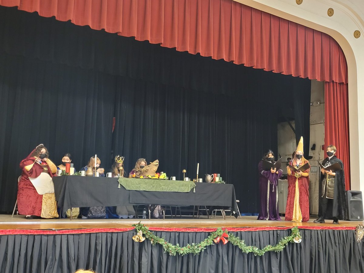 ArmandoValdesRi's tweet photo. Thanks to all the @HHSHornets1 Madrigal Singers and @HarvardChorus for an outstanding performance of Carol of the Belles to get us into the holiday spirit. #HarvardRising @hobbs_carl @JHollingsworth6 @JasonCumminsAP @DrCoreyTafoya @D50Athletics https://t.co/jJYT9EsxnC